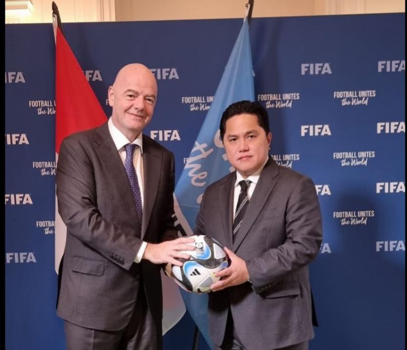 Presiden FIFA Gianni Infatino bersama Ketum PSSI Erick Thohir (kanan). 