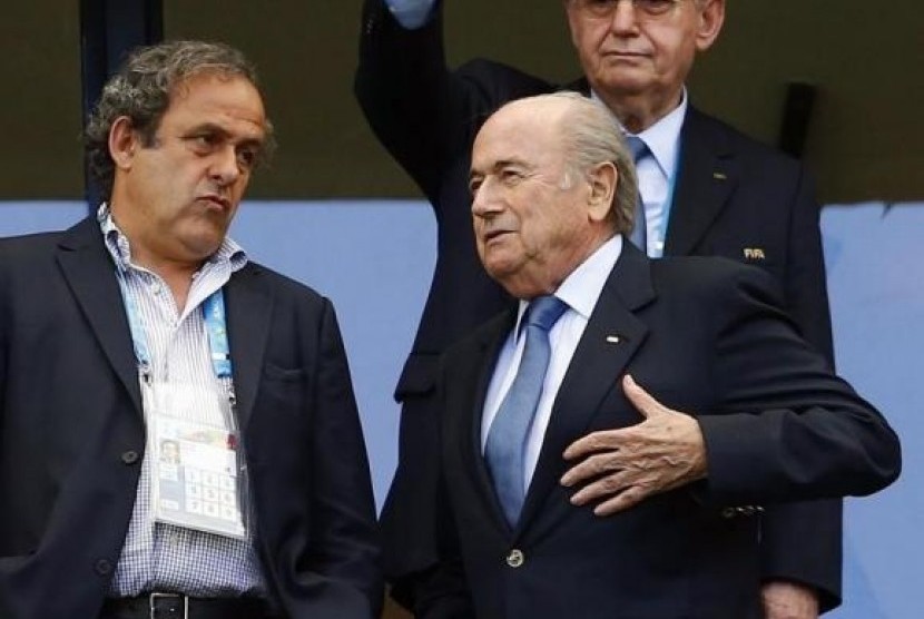 Mantan pesiden FIFA Sepp Blatter dan mantan presiden UEFA Michel Platini.