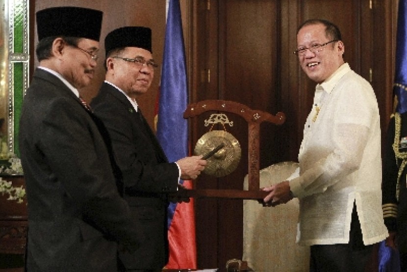 Presiden Filipina Benigno Aquino bersama tokoh Muslim Moro.