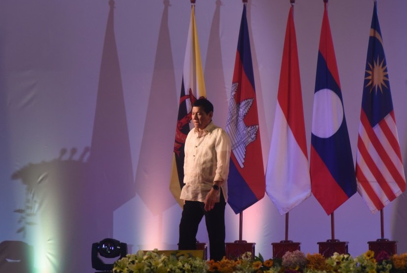 Presiden Filipina Rodrigo Duterte berjalan usai menyampaikan pidato dalam penutupan ASEAN Summit di National Convention Center, Vientiane, Laos, Kamis (8/9). 