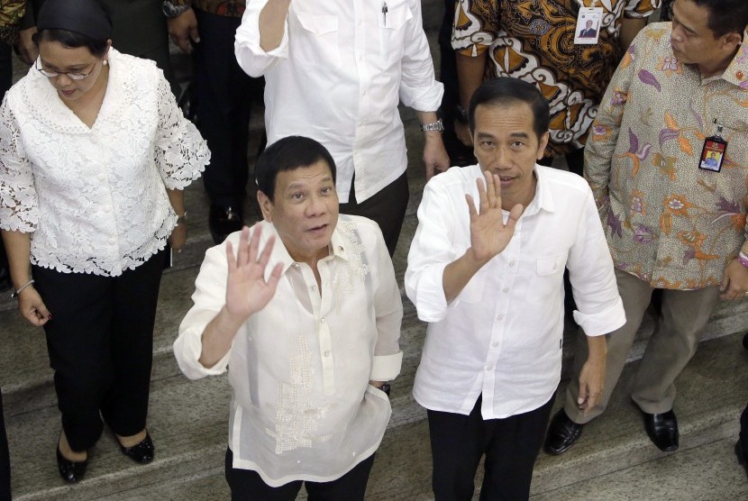 Presiden Filipina Rodrigo Duterte bersama presiden Republik Indonesia Joko Widodo saat berkunjungan di Pasar Tanah Abang, Jakarta Pusat. 