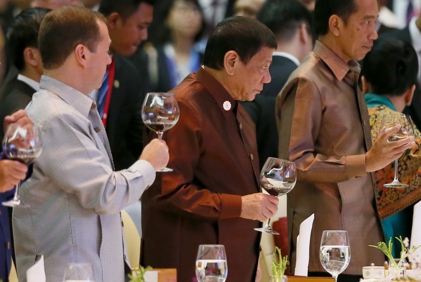 Presiden Filipina Rodrigo Duterte dan Presiden Indonesia Joko Widodo saat gala dinner pemimpin ASEAN di ASEAN Summit dan KTT, Laos