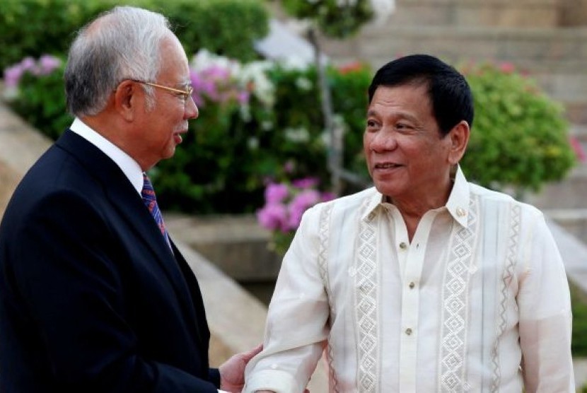  Presiden Filipina Rodrigo Duterte (kanan) dan Perdana Menteri Malaysia Najib Razak bertemu di Malaysia.  