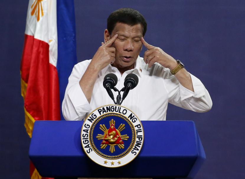 Presiden Filipina Rodrigo Duterte. Presiden Filipina Rodrigo Duterte melakukan percakapan via telepon dengan Presiden Cina Xi Jinping pada Jumat (8/4). Pada kesempatan itu, mereka sepakat menjaga perdamaian di Laut Cina Selatan (LCS).
