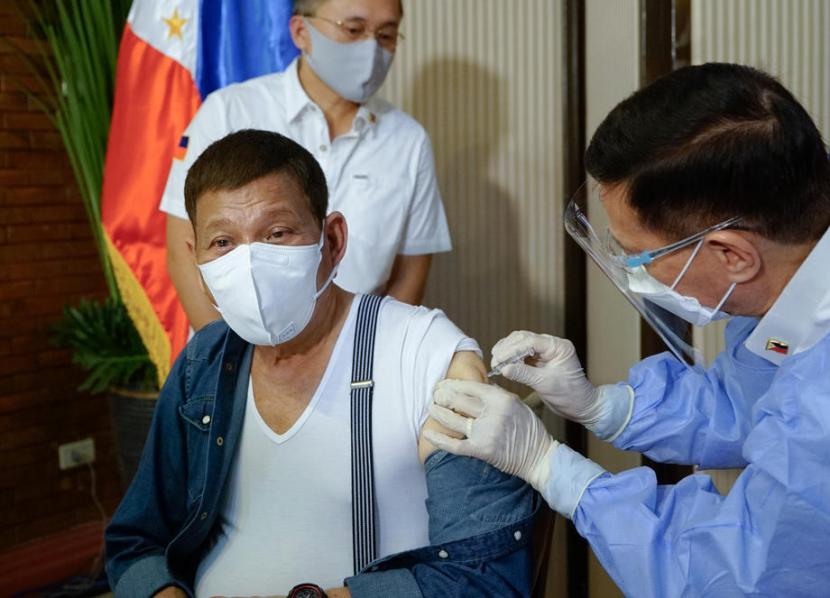 Presiden Filipina Rodrigo Duterte menerima suntikan dosis pertama vaksin corona Sinopharm dari China, Senin (3/5).