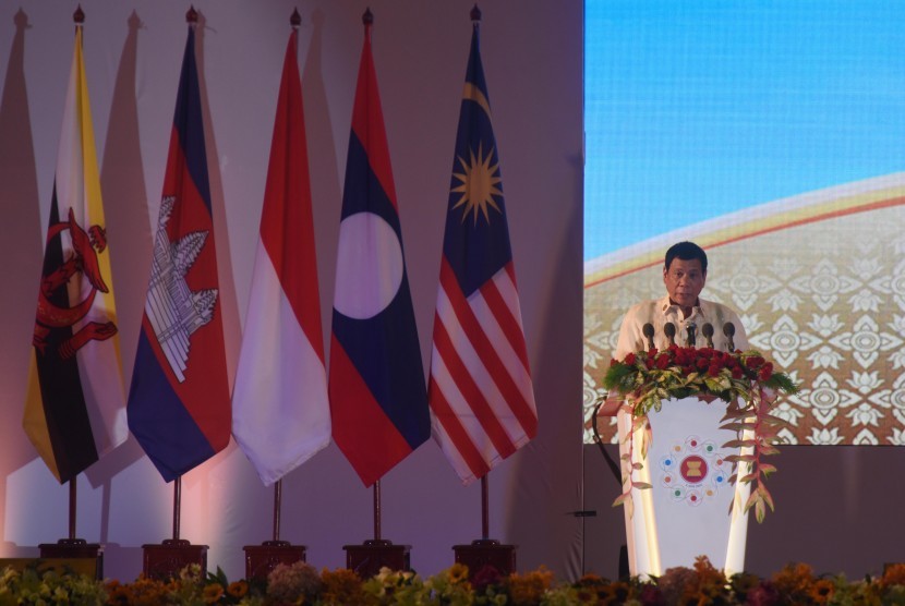 Presiden Filipina Rodrigo Duterte menyampaikan pidato dalam penutupan ASEAN Summit di National Convention Center, Vientiane, Laos, Kamis (8/9). 