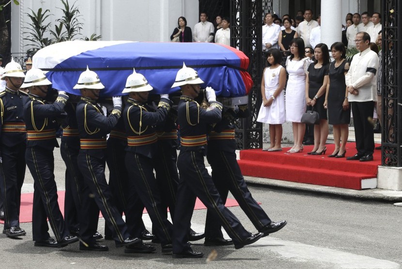  Presiden Fipilina Beniqno Aquino III (kanan) bersama dengan keluarga dari Menteri Dalam Negeri Jesse Robredo, dalam upacara penghormatan terhadap jenazah Robredo di Malacanang Palace Grounds, di Manila, Filipina, Jumat 24 Agustus 2012. 