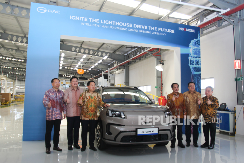 Presiden GAC Internasional Wei Haigang (ketiga kiri) berfoto dengan mobil AION V yang dirakit di pabrik PT National Assamblers di Cilampek, Purwakarta, bersama Presiden Direktur Indomobil Group Jusak Kertowidjojo dan para direktur Indomobil lainnya, Selasa (10/6/2025). 
