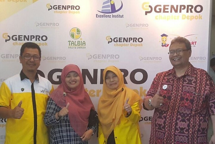 Presiden Genpro Depok, Jaya Rianto (berbatik), Dewan Pembina Genpro Nuryadi (baju kuning) 