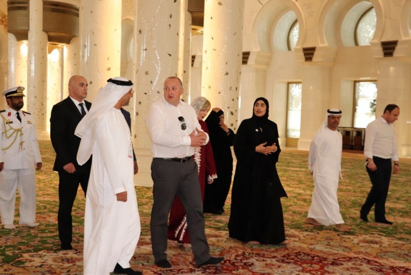 Presiden Georgia Giorgi Margvelashvili mengunjungi Masjid Agung Sheikh Zayed di Abu Dhabi, Uni Emirat Arab (UEA) pada Rabu (11/4). 