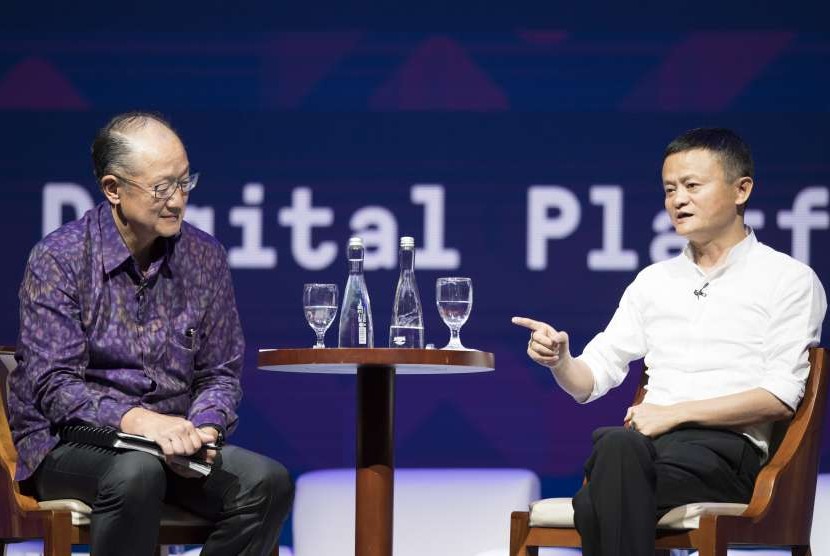 Presiden Grup Bank Dunia Jim Yong Kim (kiri) bersama Pendiri Alibaba Jack Ma (kanan) menjadi pembicara di sela-sela Pertemuan Tahunan IMF - World Bank Group 2018 di Bali Nusa Dua Convention Center, Nusa Dua, Bali, Jumat (12/10).