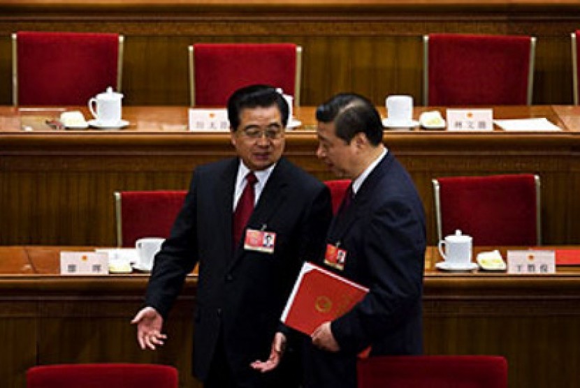 Presiden Hu Jintao (kiri) berbincang dengan Xi Jinping (kanan)