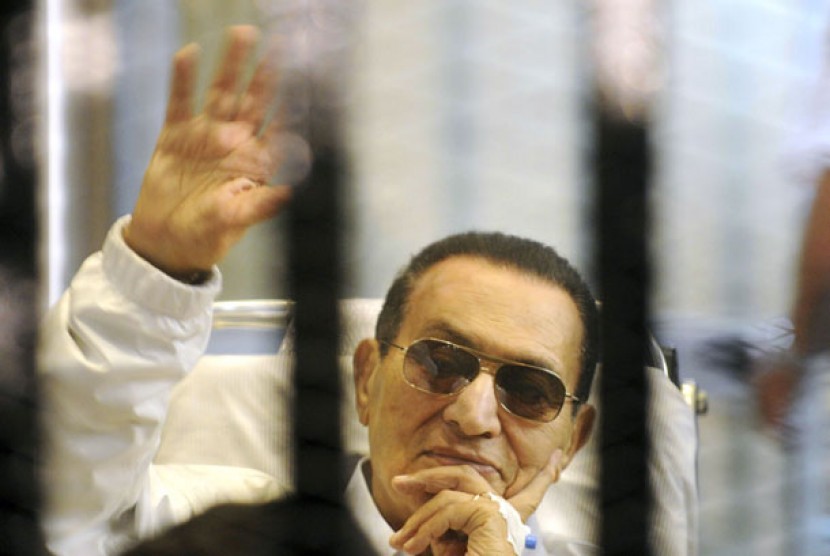 Mantan presiden Mesir Husni Mubarak saat menjalani sidang di pengadilan, bulan April lalu di Kairo, Mesir.