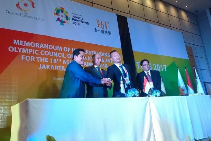 Presiden INASGOC Erick Thohir resmi menandatangani kontrak kerja sama dengan perusahaan apparel olahraga asal Cina 361° seusai Coordination Committee (Coorcom) keenam di Hotel Fairmont, Jakarta, Senin (6/3). 
