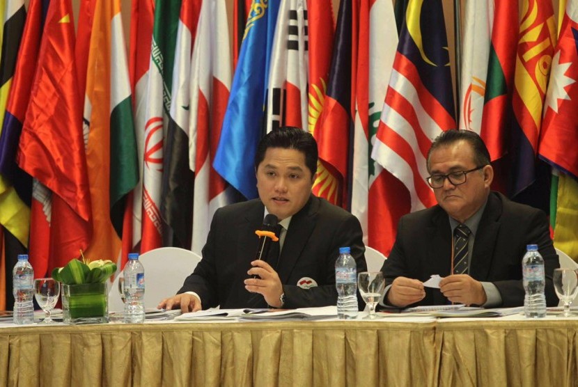  Presiden Indonesia Asian Games Organizing Committee Erick Thohir (kiri)