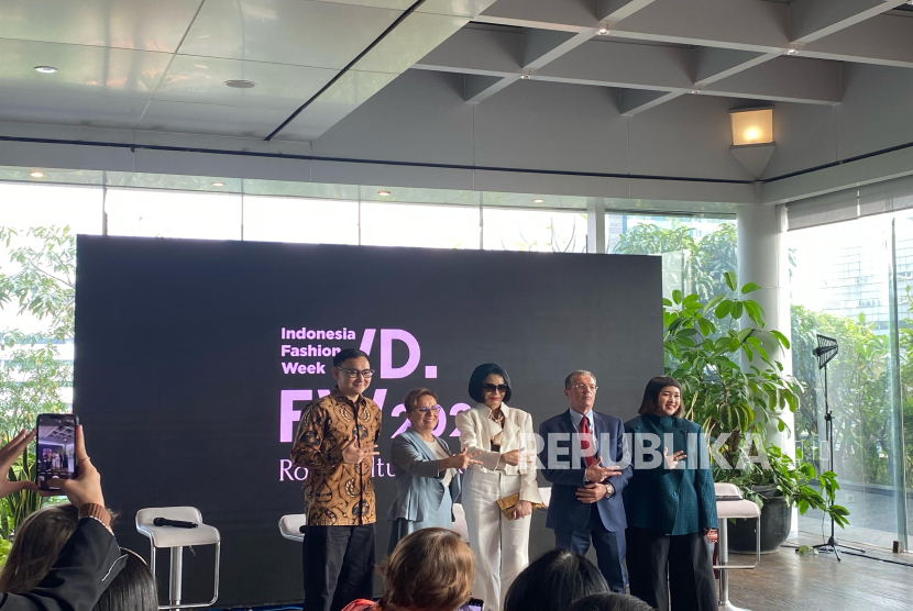 Presiden Indonesia Fashion Week Poppy Dharsono (tengah) dalam konferensi pers IFW 2025 di Menara Imperium, Jakarta, Jumat (2/5/2025). 