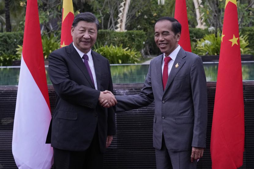 Presiden Indonesia Joko Widodo (kanan) berjabat tangan dengan Presiden China Xi Jinping dalam pertemuan bilateral mereka di sela-sela KTT G20 di Nusa Dua, Bali, Indonesia, Rabu, 16 November 2022. 