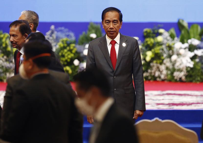  Presiden Indonesia Joko Widodo (kanan) dan Sultan Brunei Haji Hassanal (kiri) menghadiri upacara pembukaan KTT ke-40 dan ke-41 Perhimpunan Bangsa-Bangsa Asia Tenggara (ASEAN) dan KTT Terkait di Phnom Penh, Kamboja, 11 November 2022. Kamboja menjadi tuan rumah KTT ASEAN ke-40 dan ke-41 dan KTT Terkait dari 10 hingga 13 November 2022. 
