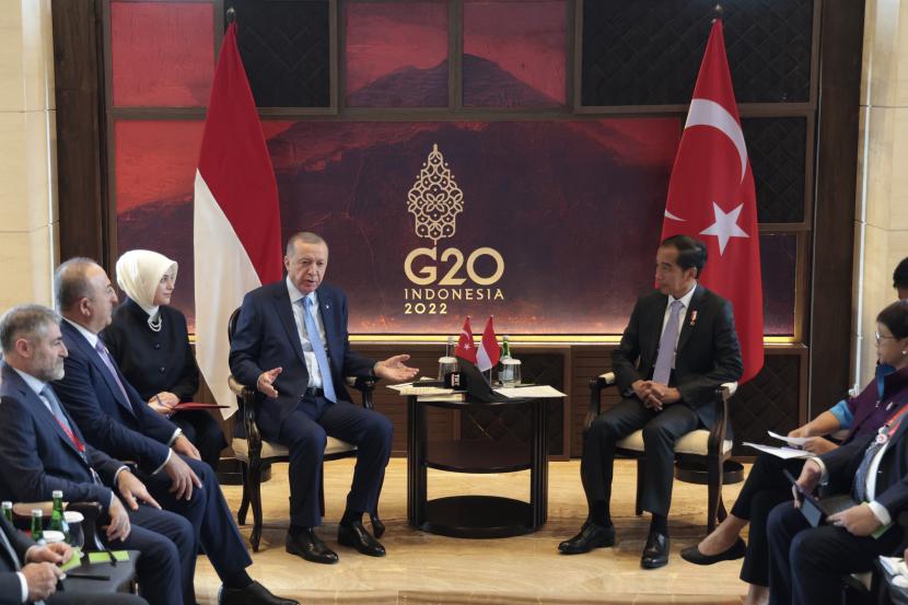  Presiden Indonesia Joko Widodo (kanan) mendengarkan Presiden Turki Recep Tayyip Erdogan dalam pertemuan bilateral jelang KTT G20 di Nusa Dua, Bali, Senin, 14 November 2022.