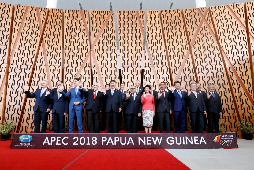 Presiden Indonesia Joko Widodo (keempat kanan) berfoto bersama pemimpin negara lainnya dalam KTT APEC di Port Moresby, Papua Nugini, Sabtu (17/11).