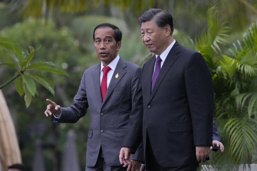 Presiden Indonesia Joko Widodo, kiri, berjalan bersama Presiden China Xi Jinping dalam pertemuan bilateral mereka di sela-sela KTT G20 di Nusa Dua, Bali, Indonesia, Rabu, 16 November 2022. 
