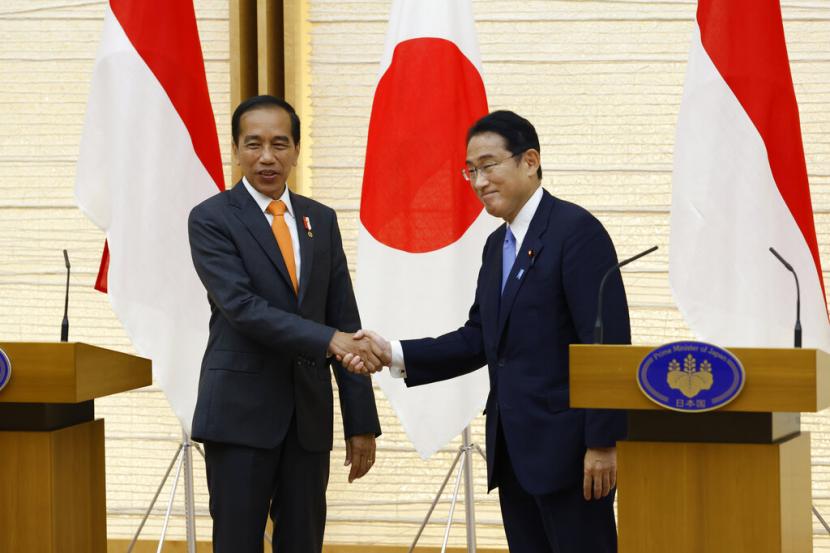 Presiden Indonesia Joko Widodo, kiri, dan Perdana Menteri Jepang Fumio Kishida berjabat tangan saat mereka mengakhiri konferensi pers bersama di kediaman resmi perdana menteri di Tokyo, Rabu, 27 Juli 2022.