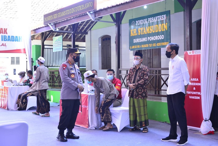 Presiden Jokowi meninjau vaksinasi merdeka di Pondok Pesantren KH Syamsudin, Ponorogo, Jawa Timur, beberapa waktu lalu.