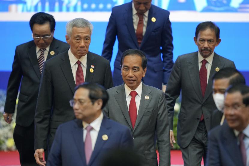 Presiden Indonesia Joko Widodo, tengah, Perdana Menteri Singapura Lee Hsien Loong, kiri tengah, dan Sultan Brunei Hassanal Bolkiah, kanan, turun dari panggung usai upacara pembukaan KTT ASEAN (Perhimpunan Bangsa-Bangsa Asia Tenggara) ke-40 dan 41 di Phnom Penh , Kamboja, Jumat, 11 November 2022. KTT ASEAN memulai serangkaian tiga pertemuan tingkat atas di Asia, dengan KTT Kelompok 20 di Bali untuk diikuti dan kemudian forum Kerjasama Ekonomi Asia Pasifik di Bangkok. 