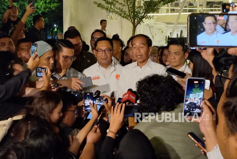 Presiden Indonesia ke-7 Joko Widodo memberikan keterangan pers bersama Calon Gubernur DKI Jakarta nomor urut 1 Ridwan Kamil pada acara dialog bersama di Jakarta, Senin (18/11/2024). Pada acara tersebut Joko Widodo menyampaikan dukungannya kepada pasangan Calon Gubernur dan Wakil Gubernur  DKI Jakarta nomor urut 1 Ridwan Kamil-Suswono. 