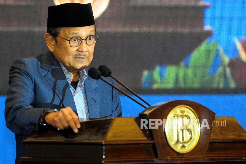  Presiden Indonesia ketiga BJ Habibie menyampaikan paparannya dalam Presidential Lecture di Gedung BI, Jakarta, Senin (13/2). 