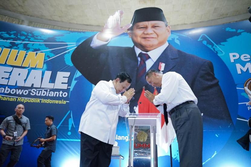 Presiden Indonesia Prabowo Subianto (kiri) bersama Prof Fauzan yang kini ditunjuk sebagai Wakil Menteri Pendidikan Tinggi, Sains, dan Teknologi.