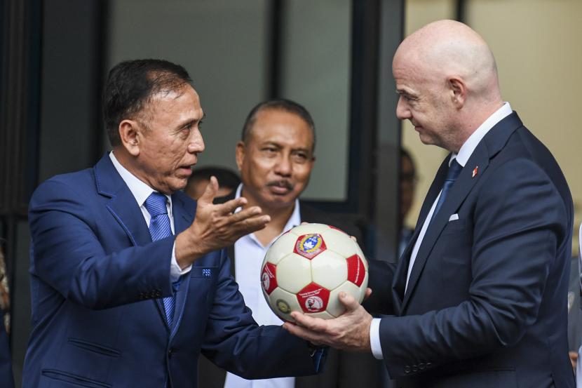 Presiden Induk Asosiasi Sepak Bola Dunia (FIFA) Gianni Infantino (kanan) menerima bola dari Ketua Umum PSSI Mochamad Iriawan (kiri) usai melakukan kunjungan di Kantor PSSI di Jakarta, Selasa (18/10/2022). 