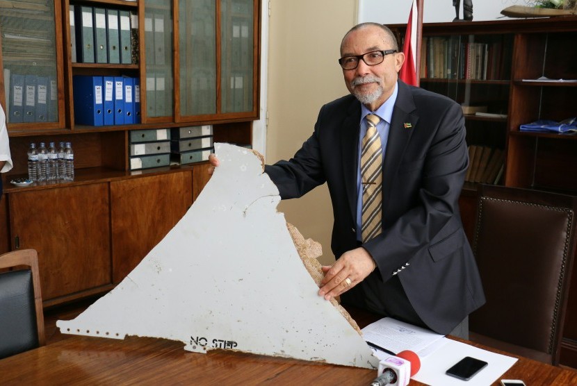 Presiden Institut Penerbangan Sipil Mozambik Joao de Abreu memegang kepingan yang diduga milik Malaysia Airlines MH370 di Maputo, Kamis, 3 Maret 2016.
