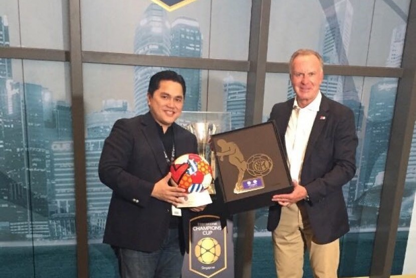 Presiden Inter Milan, Erick Thohir, bertemu Presiden Bayern Muenchen, Karl Heinz Rummenigge, jelang pertemuan kedua tim di laga International Championship Cup (ICC) 2017 di Stadion Nasional, Singapura, Kamis (27/7).