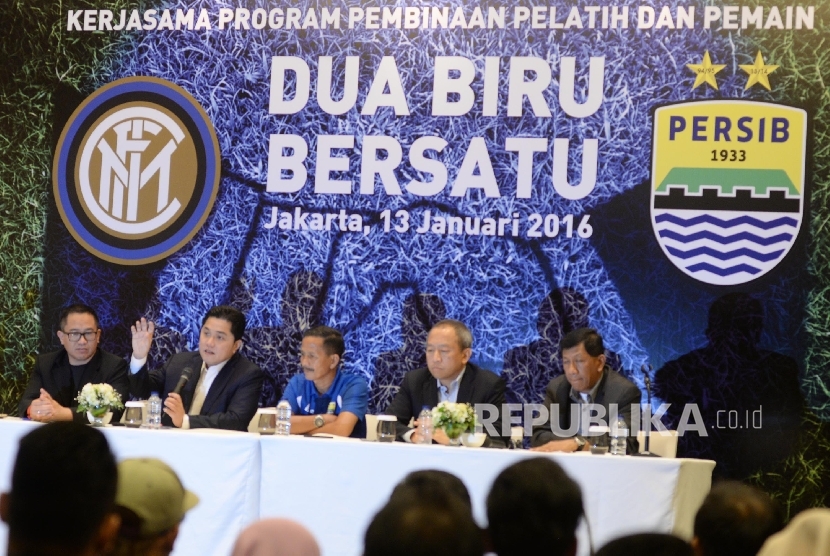  Presiden Inter Milan Erick Thohir (dua kiri) didampingi Pelatih Persib Bandung Djadjang Nurdjaman (tengah), saat memberikan keterangan seputar program pembinaan pelatih dan pemain di Italia, Jakarta, Rabu (13/1).(Republika/ Yasin Habibi)