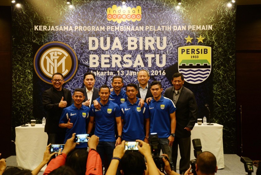 Presiden Inter Milan Erick Thohir (dua kiri), Pelatih Persib Bandung Djadjang Nurdjaman (tengah), Dirut PT PBB, Glenn Sagita (kedua kanan), Komisaris PT PBB Kuswara S Taryono (kanan), dan CEO PT Indosat Tbk. Alexander Rusli berfoto dengan para pemain Persi