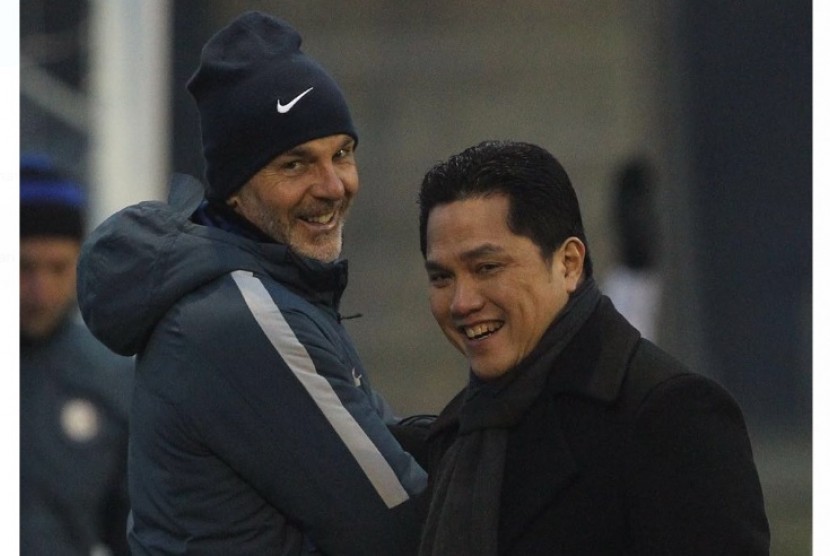 Presiden Inter Milan Erick Thohir (kanan) bersama pelatih Stefano Pioli.