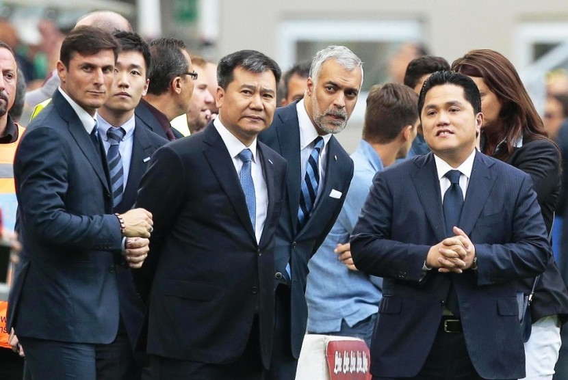Presiden Inter Milan Erick Thohir (kanan), CEO Inter Michael Bolingbroke (kedua kanan), Chairman Suning Grup Zhang Jindong (kedua kiri), dan Wakil Presiden Inter Javier Zanetti. 