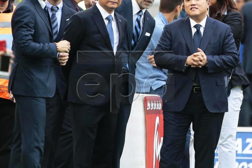 Presiden Inter Milan Erick Thohir (kanan-kiri), CEO Inter Michael Bolingbroke, Chairman Suning Grup Zhang Jindong, Wakil Prersiden Inter Javier Zanetti, sebelum menyaksikan klub berlaga. 