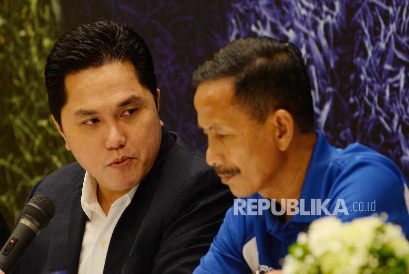 Presiden Inter Milan Erick Thohir (kiri) berbincang dengan Pelatih Persib Bandung Djadjang Nurdjaman di Jakarta, Rabu (13/1).  (Republika/Yasin Habibi)