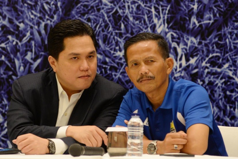 Presiden Inter Milan Erick Thohir (kiri) berbincang dengan Pelatih Persib Bandung Djadjang Nurdjaman saat memberikan keterangan seputar program pembinaan pelatih dan pemain di Italia, Jakarta, Rabu (13/1).