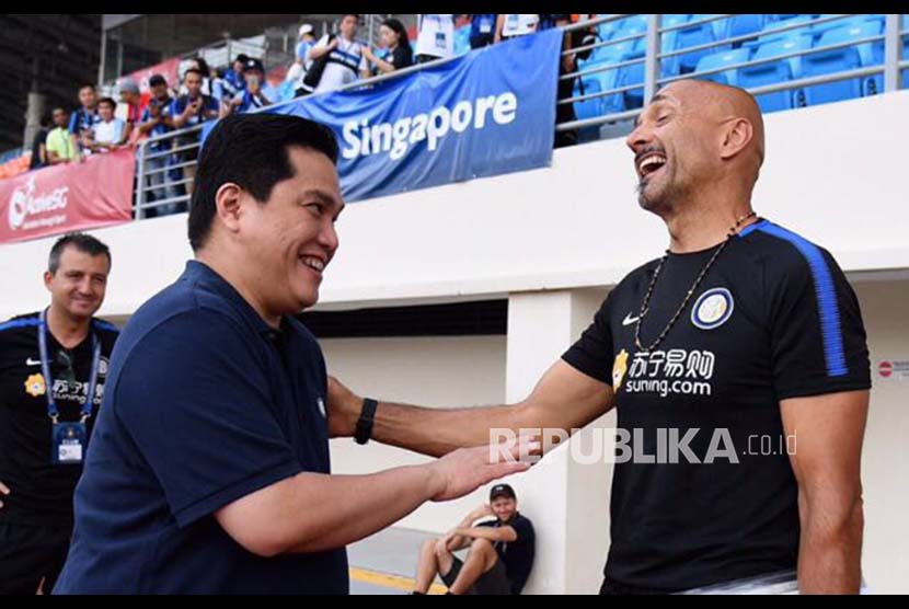 Presiden Inter Milan Erick Thohir menyalami Luciano Spalletti di Stadion Nasional, Singapura, Rabu (26/7). 
