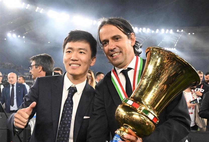 Presiden Inter Milan Steven Zhang (kiri) merayakan gelar juara Coppa Italia bersama pelatih Simone Inzaghi.