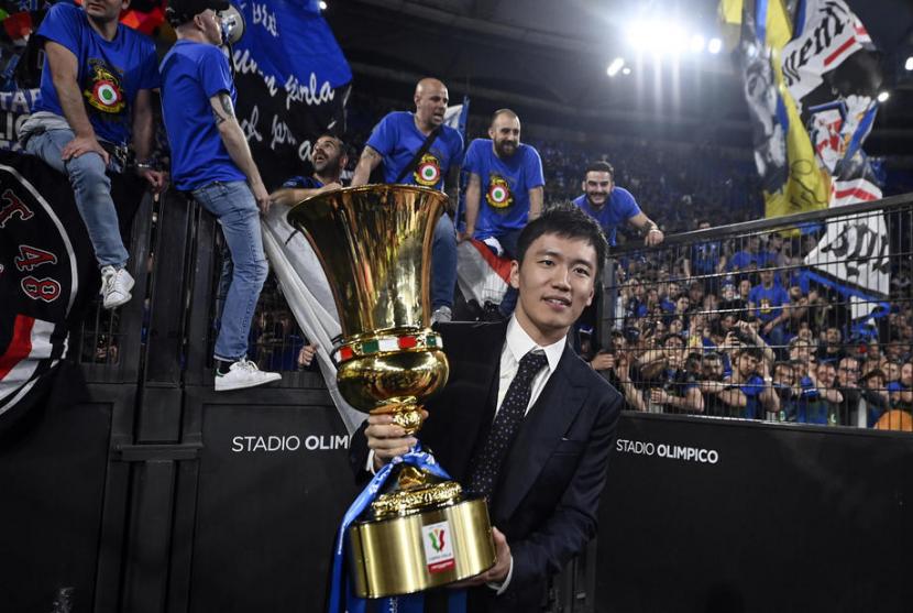 Presiden Inter Milan Steven Zhang memegang trofi juara Coppa Italia.
