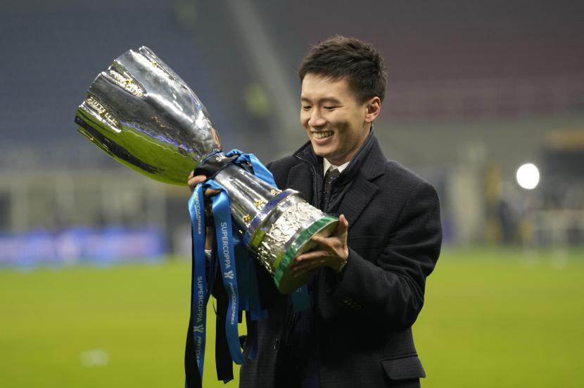 Presiden Inter Milan Steven Zhang tersenyum sambil memegang trofi setelah memenangkan pertandingan sepak bola final Piala Super Italia antara Inter Milan dan Juventus di Stadion San Siro, di Milan, Italia, Rabu, 12 Januari 2022. 