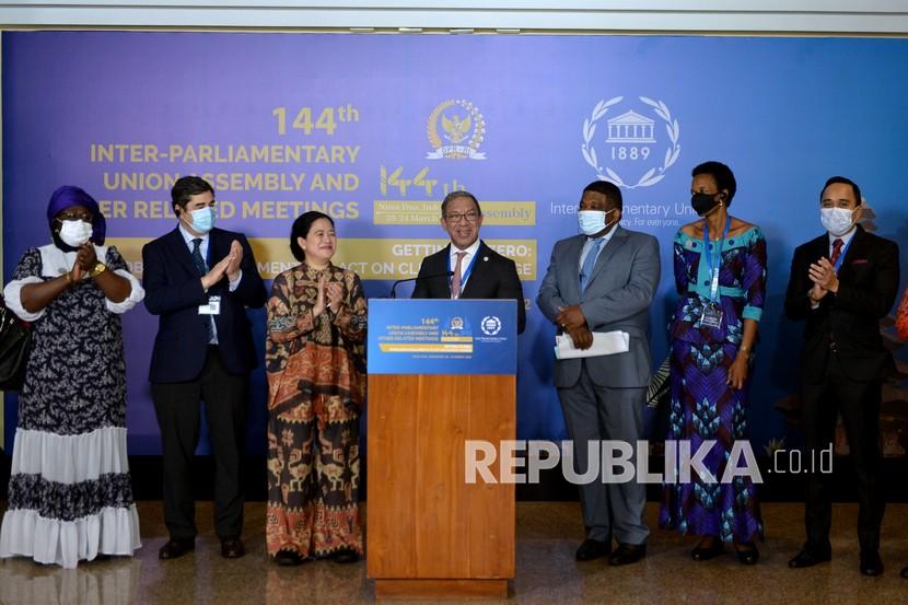 Ketua DPR Puan Maharani (kanan) bersama Presiden Inter-Parliamentary Union (IPU) Duarte Pacheco (kiri) menanam pohon kelengkeng di kawasan Bali International Convention Center, Nusa Dua, Badung, Bali, Sabtu (19/3/2022). Penanaman pohon sebagai rangkaian kegiatan Inter-Parliamentary Union (IPU) Assembly and Related Meetings ke-144 merupakan wujud komitmen IPU terhadap penanggulangan dampak perubahan iklim sesuai dengan tema kegiatan tersebut yaitu Getting to Zero: Mobilizing Parliament to Act on Climate Change.