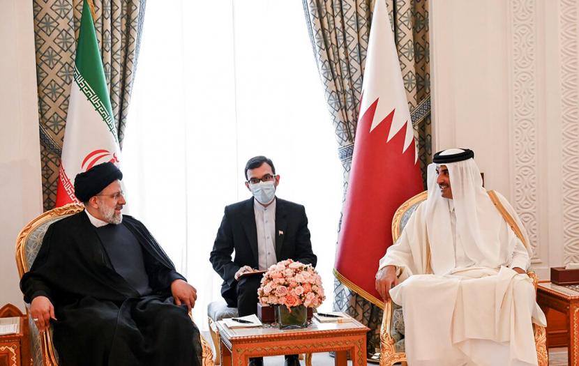 Presiden Iran Ebrahim Raisi melakukan pertemuan dengan Emir Qatar Sheikh Tamim bin Hamad al-Thani di Doha, Senin (21/2/2022).