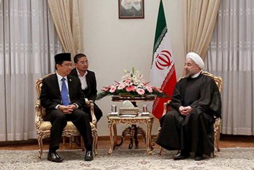 Presiden Iran, Hassan Rohani (kanan) berbincang dengan Ketua DPR, Marzuki Alie (kiri), di Teheran, Rabu (20/11).