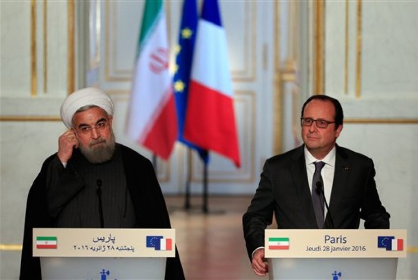 Presiden Iran Hassan Rouhani (kiri) bersama Presiden Prancis Francois Hollande dalam konferensi pers di Istana Elysee di Paris, Kamis, 28 Januari 2016.
