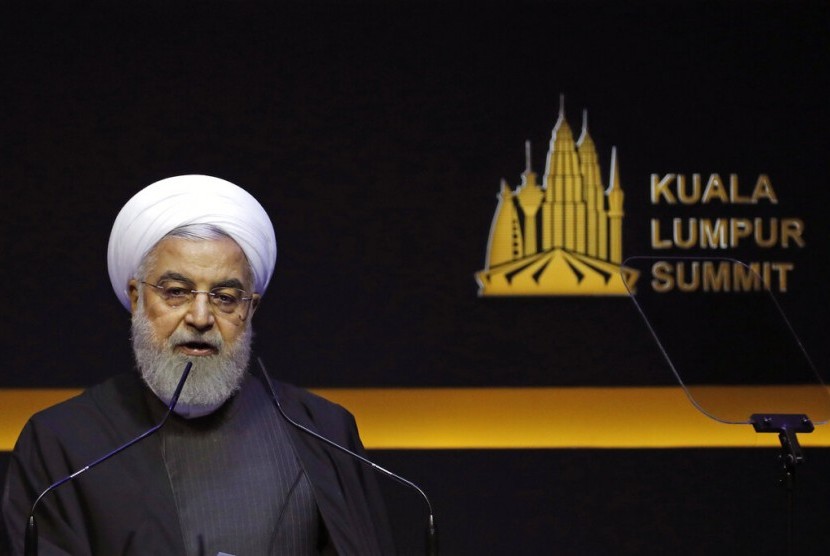 Presiden Iran Hassan Rouhani menyampaikan pidato di Konferensi Tingkat Tinggi (KTT) Kuala Lumpur di Kuala Lumpur, Malaysia, Kamis (19/12).